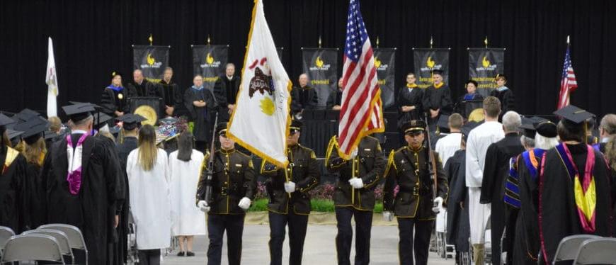 退伍军人 marching at commencement